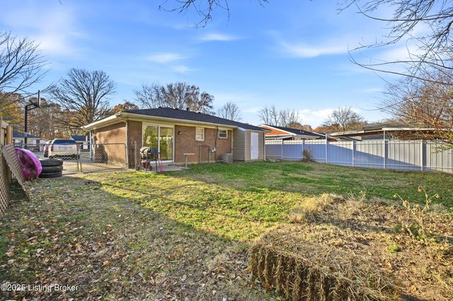 8907 Maplecreek Dr, Louisville, KY 40219