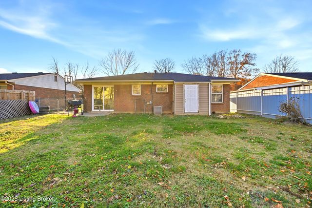 8907 Maplecreek Dr, Louisville, KY 40219