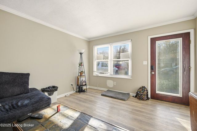 8907 Maplecreek Dr, Louisville, KY 40219