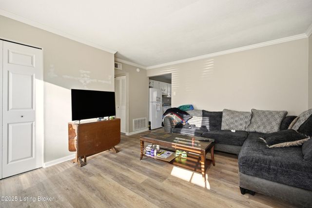 8907 Maplecreek Dr, Louisville, KY 40219