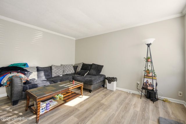 8907 Maplecreek Dr, Louisville, KY 40219