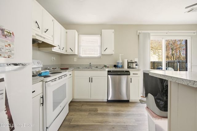 8907 Maplecreek Dr, Louisville, KY 40219