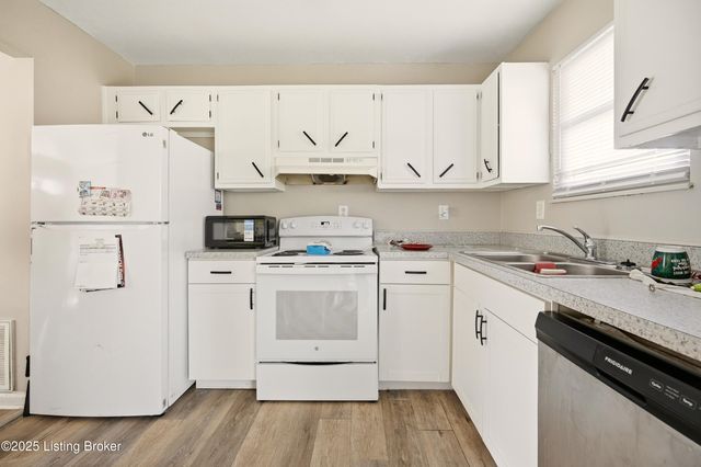 8907 Maplecreek Dr, Louisville, KY 40219