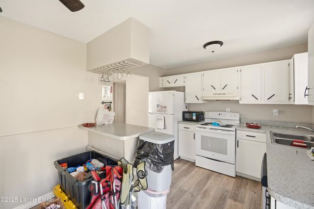 8907 Maplecreek Dr, Louisville, KY 40219