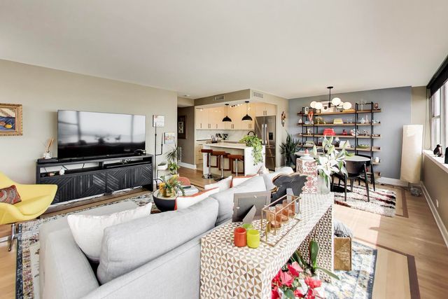 6301 N sheridan Road 8V, Chicago, IL 60660