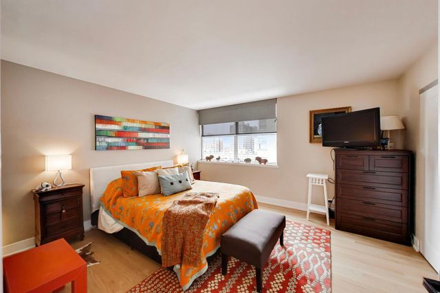 6301 N sheridan Road 8V, Chicago, IL 60660