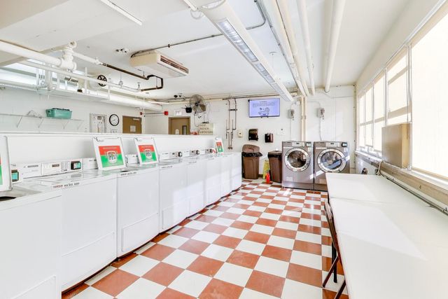 6301 N sheridan Road 8V, Chicago, IL 60660