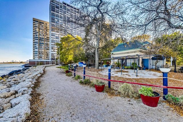 6301 N sheridan Road 8V, Chicago, IL 60660