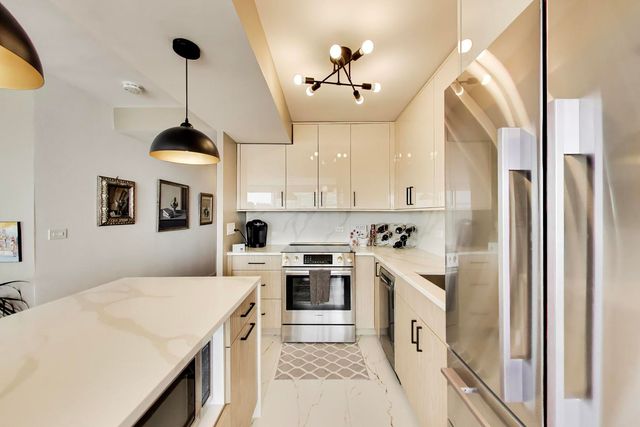 6301 N sheridan Road 8V, Chicago, IL 60660