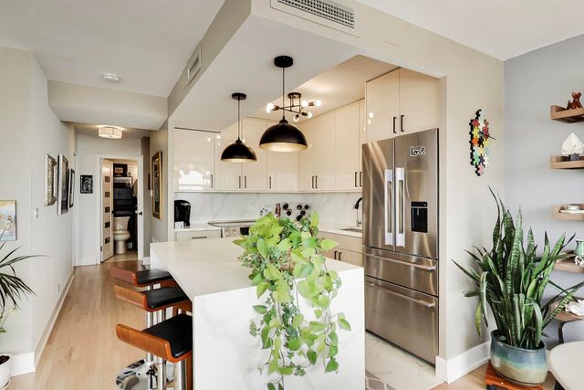 6301 N sheridan Road 8V, Chicago, IL 60660