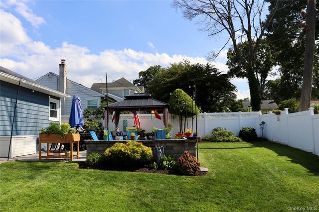 31 Prestwick Terrace, Glen Cove, NY 11542