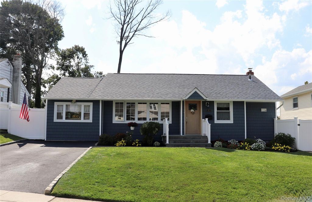 31 Prestwick Terrace, Glen Cove, NY 11542 — exterior