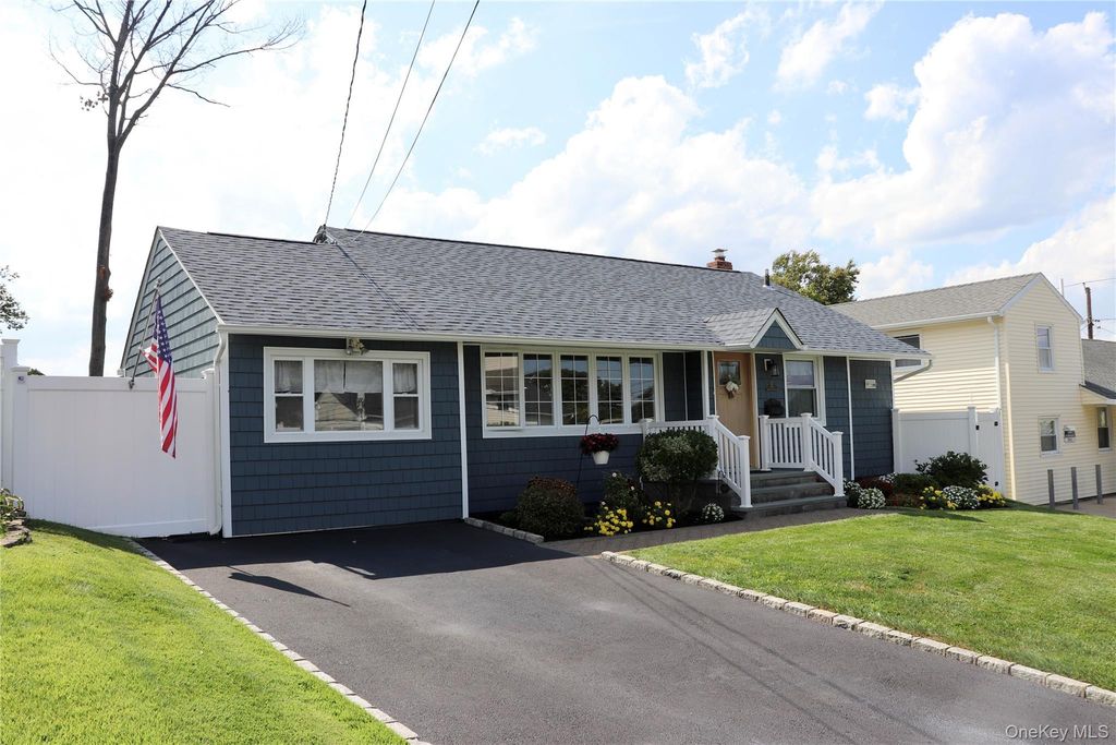 31 Prestwick Terrace, Glen Cove, NY 11542 — photo 2