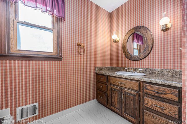 9494 Sashabaw Road, Independence Charter Township, MI 48348