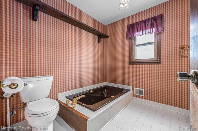 9494 Sashabaw Road, Independence Charter Township, MI 48348