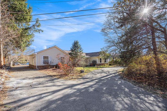 9494 Sashabaw Road, Independence Charter Township, MI 48348