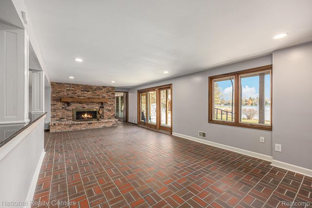 9494 Sashabaw Road, Independence Charter Township, MI 48348