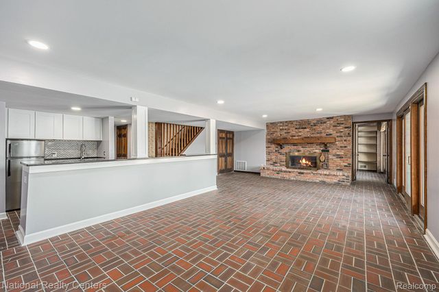 9494 Sashabaw Road, Independence Charter Township, MI 48348