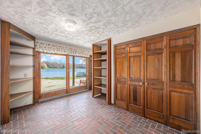 9494 Sashabaw Road, Independence Charter Township, MI 48348