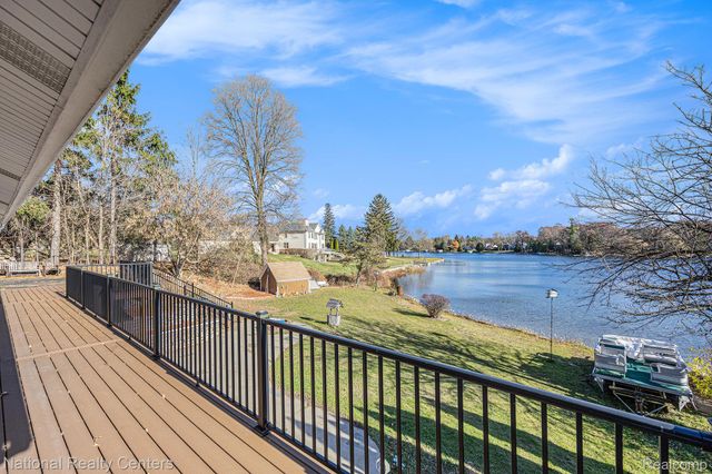 9494 Sashabaw Road, Independence Charter Township, MI 48348