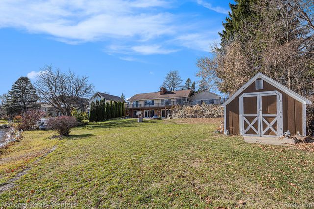 9494 Sashabaw Road, Independence Charter Township, MI 48348