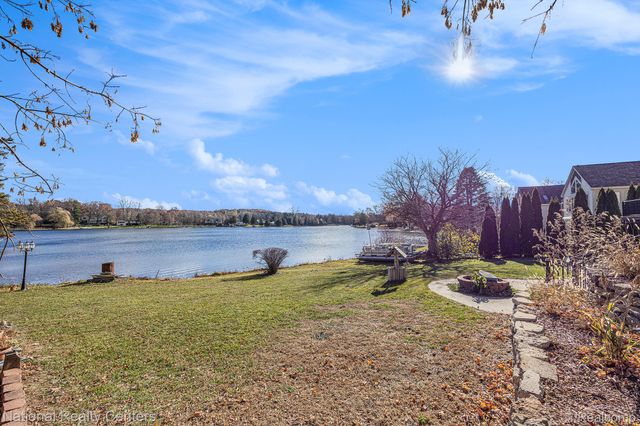 9494 Sashabaw Road, Independence Charter Township, MI 48348