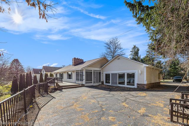 9494 Sashabaw Road, Independence Charter Township, MI 48348