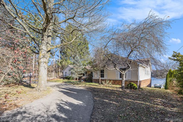 9494 Sashabaw Road, Independence Charter Township, MI 48348