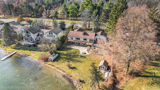 9494 Sashabaw Road, Independence Charter Township, MI 48348