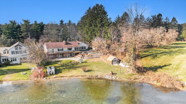 9494 Sashabaw Road, Independence Charter Township, MI 48348