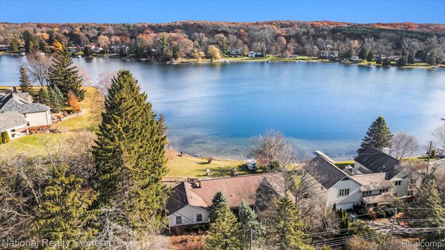 9494 Sashabaw Road, Independence Charter Township, MI 48348