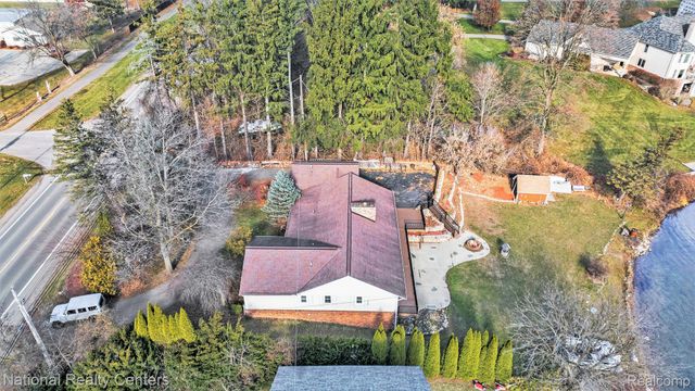 9494 Sashabaw Road, Independence Charter Township, MI 48348