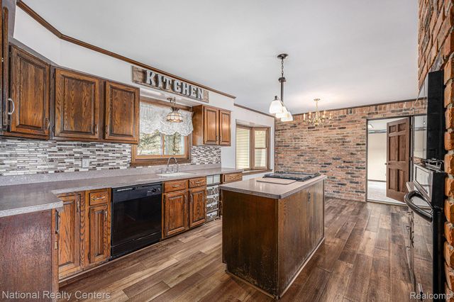 9494 Sashabaw Road, Independence Charter Township, MI 48348