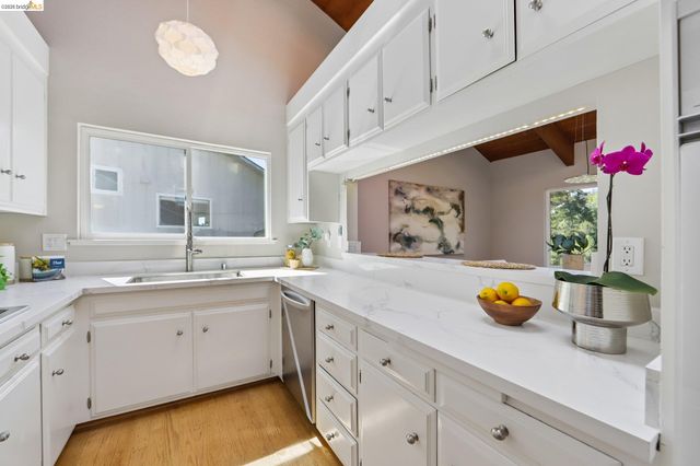 6643 Aitken Dr, Oakland, CA 94611