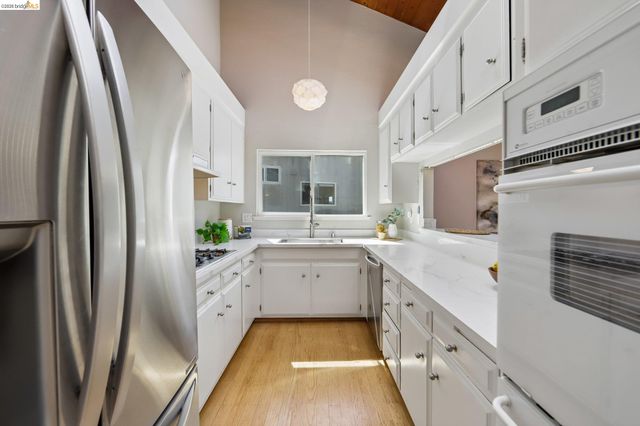 6643 Aitken Dr, Oakland, CA 94611