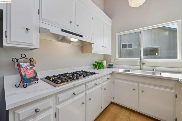 6643 Aitken Dr, Oakland, CA 94611