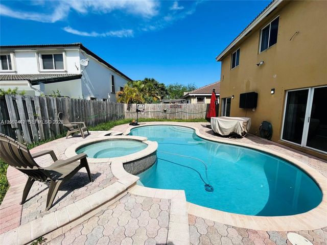 16453 SW 75th Ter, Miami, FL 33193