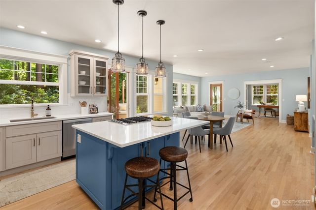 8363 NE Sumanee Place, Bainbridge Island, WA 98110