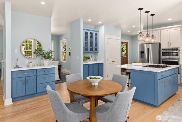 8363 NE Sumanee Place, Bainbridge Island, WA 98110
