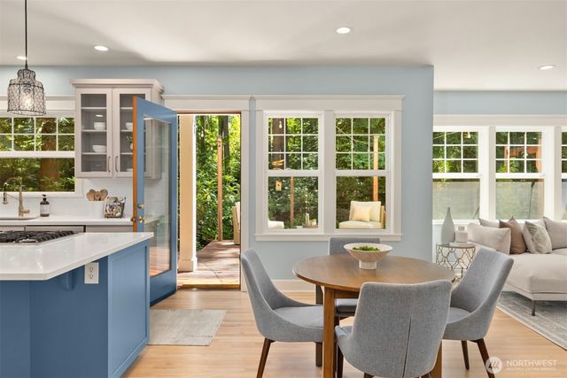 8363 NE Sumanee Place, Bainbridge Island, WA 98110