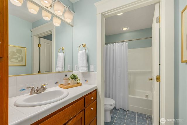 8363 NE Sumanee Place, Bainbridge Island, WA 98110