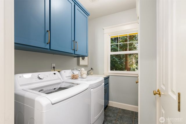 8363 NE Sumanee Place, Bainbridge Island, WA 98110