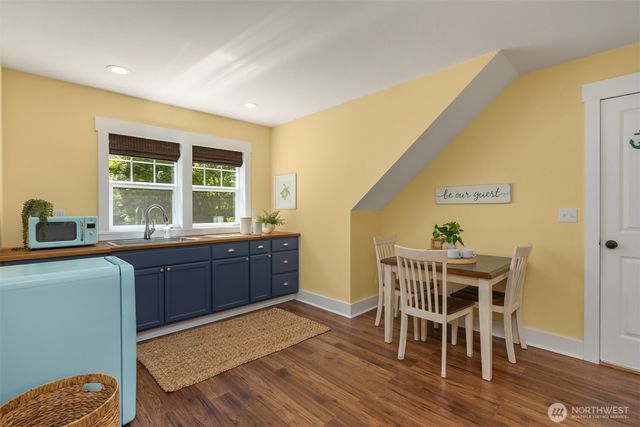 8363 NE Sumanee Place, Bainbridge Island, WA 98110