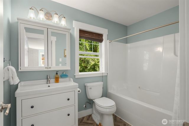 8363 NE Sumanee Place, Bainbridge Island, WA 98110