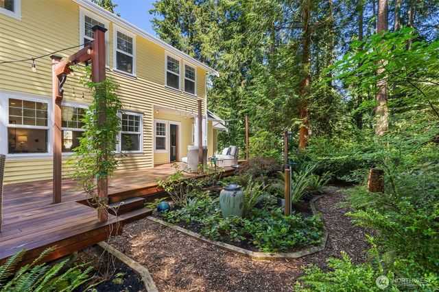 8363 NE Sumanee Place, Bainbridge Island, WA 98110