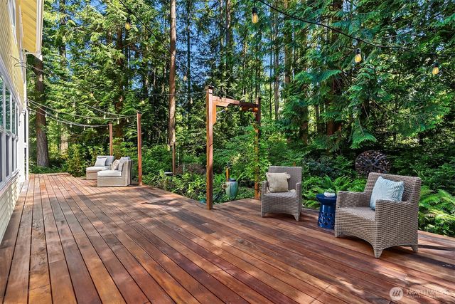 8363 NE Sumanee Place, Bainbridge Island, WA 98110