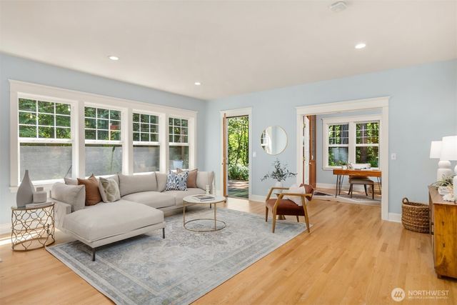 8363 NE Sumanee Place, Bainbridge Island, WA 98110
