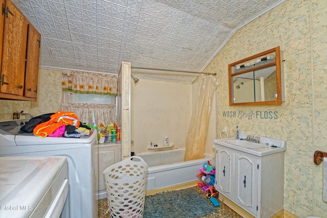 662 5th Avenue, Troy, NY 12182