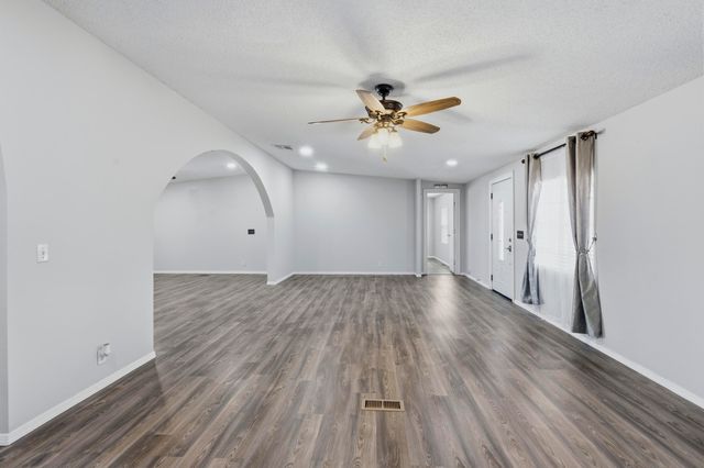 19 Saint Thomas Avenue, Los Lunas, NM 87031