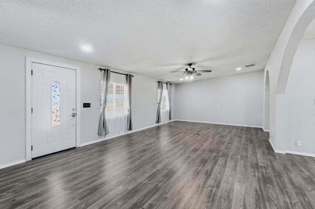 19 Saint Thomas Avenue, Los Lunas, NM 87031